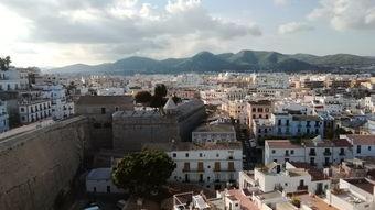 伊比萨,地中海的璀璨明珠，狂欢与宁静的完美融合